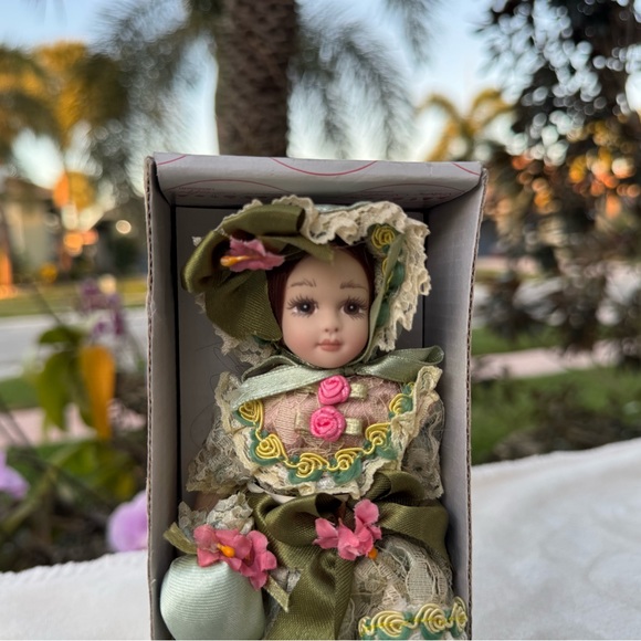 SHOW STOPPERS " LETA " PORCELAIN DOLL NEW AND NRFB 6 INCHES STANDING - Picture 3 of 9